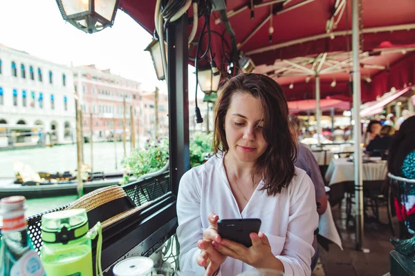 Woman Sitting Cafe Restaurant Looking Phone Waiting Food Venice Italy — Stock Photo, Image