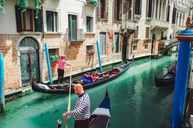 İtalya, Venedik - 25 Mayıs 2019: Gondol 'da insanlar yaz tatilinde tura çıkıyorlar