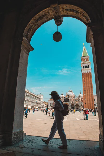 Kobieta Przed Dzwonem Wieża San Znaki Wenecji Czas Lato Włochy — Zdjęcie stockowe