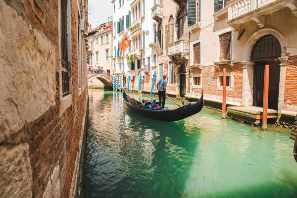 Italia Venecia Mayo 2019 Personas Góndola Haciendo Recorrido Por Canal — Foto de Stock