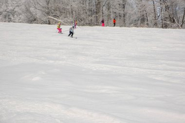 Kayak pistindeki insanlar ve snowboard fotokopi alanı