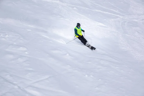 Man Skiër Skipiste Kopieerruimte — Stockfoto