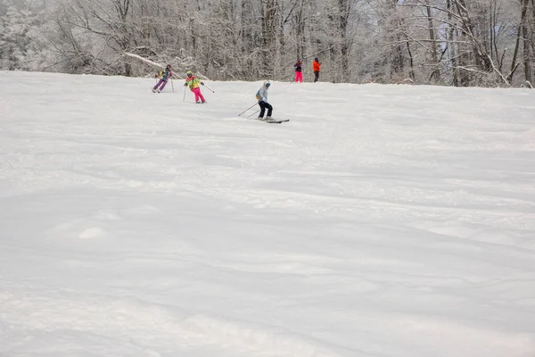 Personas Pista Esquí Esquí Snowboard Espacio Copia —  Fotos de Stock