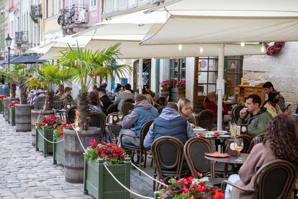 Lviv Ukraine May 2021 People Outdoors Street Cafe Flexing Talking — Stock Photo, Image