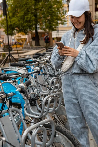 Жінка Орендує Міський Велосипед Мобільним Додатком Сучасний Екологічний Транспорт — стокове фото