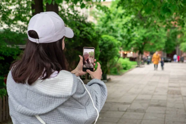 Mujer Tomando Selfie Hablando Teléfono Cámara Blogging Concepto —  Fotos de Stock