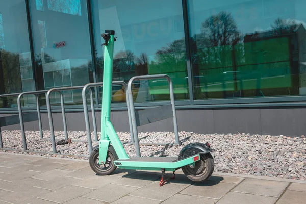 Alquiler Scooter Eléctrico Calle Ciudad Cerca Del Edificio Oficinas — Foto de Stock