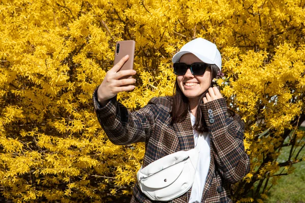 Mulher Tirar Foto Selfie Frente Amarelo Florescendo Arbusto Espaço Cópia — Fotografia de Stock