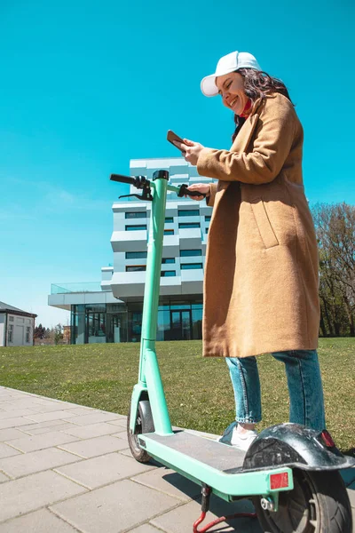 Verhuur Van Elektrische Kick Scooter Met Behulp Van Telefoon Laatste — Stockfoto