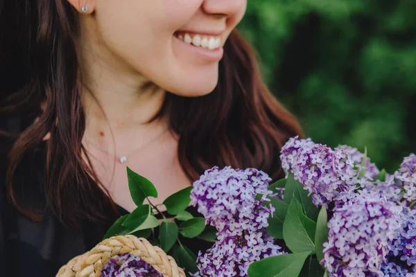 Bela Mulher Posando Com Flores Lilás Verão Está Chegando — Fotografia de Stock