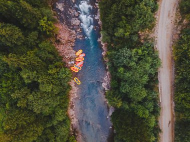 Nehirde rafting yapan dağ insanlarının hava manzarası. aşırı canlılık
