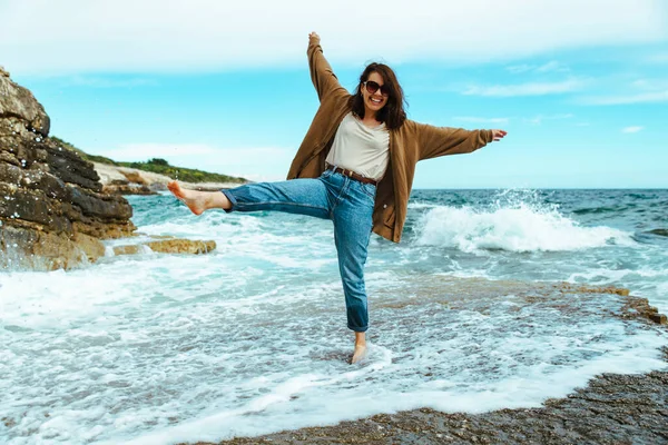 Frau Felsigen Meeresstrand Bei Sonnigem Windigem Tag Sommerferien Sorglos Konzept — Stockfoto