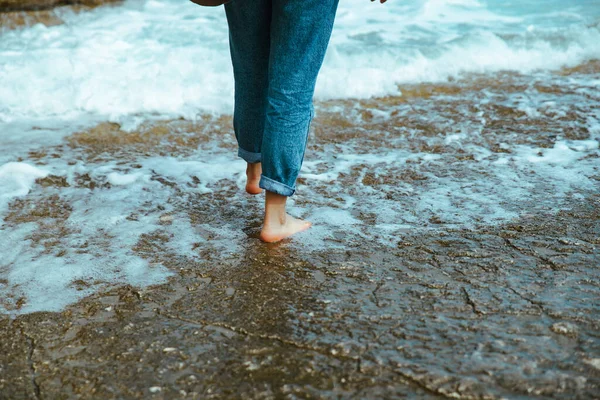 Mulher Andando Pela Praia Rochosa Descalça Jeans Molhado Férias Verão — Fotografia de Stock