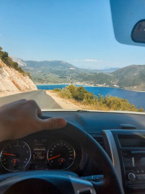 Kişinin bakış açısı direksiyonlu araba seyahati kavramı Lefkada Yunanistan seyahat kavramı üzerine