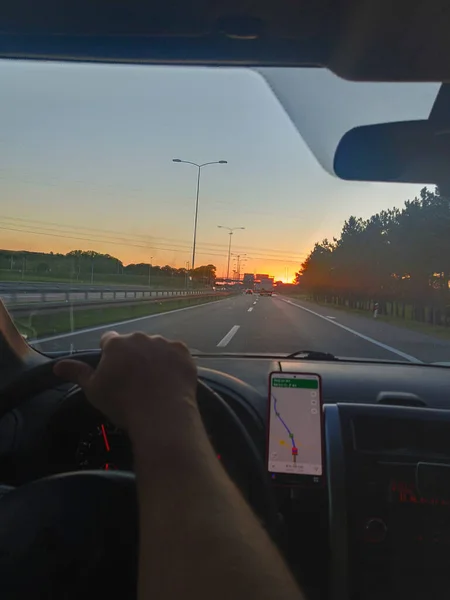 Auto Reisekonzept Sonnenuntergang Über Der Autobahn Navigation Telefon — Stockfoto