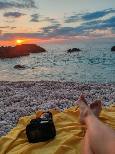 Vrouw Benen Aan Het Strand Zonsondergang Boven Zee Griekenland Vakantie — Stockfoto