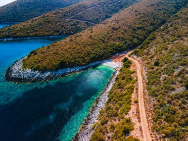 Lefkada Adası 'ndaki vahşi sahil manzaralı yaz tatili.