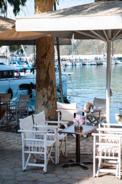 Yunan şehir limanındaki kafe. Yaz mevsimi tekne ve gemiler.