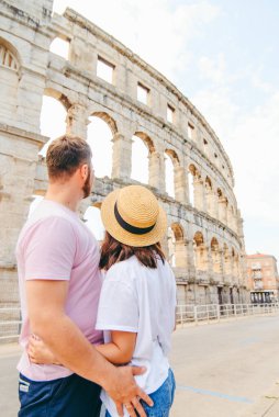 Pula Hırvatistan 'da kolezyumun önündeki mutlu çift. seyahat kavramı