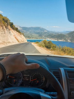 Kişinin bakış açısı direksiyonlu araba seyahati kavramı Lefkada Yunanistan seyahat kavramı üzerine