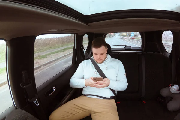 Homem Traseira Carro Senta Usando Telefone Aplicativo Táxi Espaço Cópia — Fotografia de Stock