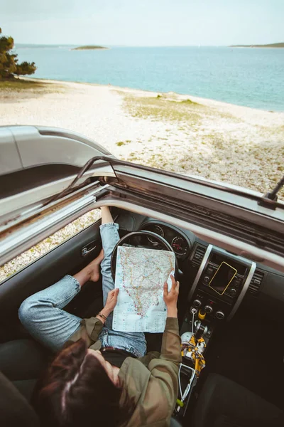 Arabada Oturan Kadın Arka Planda Harita Deniz Plajını Kontrol Ediyor — Stok fotoğraf