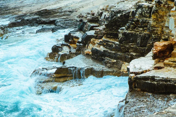 Kayalık Kayalıklı Dalgalı Manzarası Boşluğu Kopyala — Stok fotoğraf