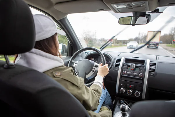 Mulher Dirigindo Carro Tempo Chuvoso Vista Dentro Painel Instrumentos Espaço — Fotografia de Stock