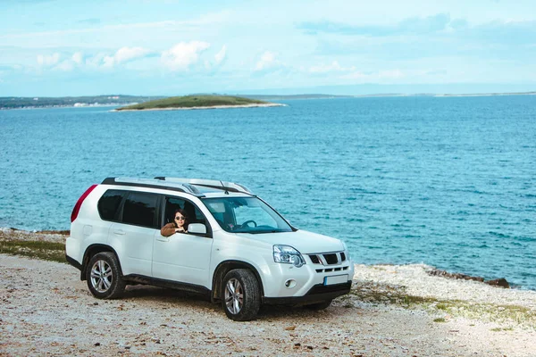 Mujer Coche Suv Blanco Playa Del Mar Bahía Fondo Concepto — Foto de Stock