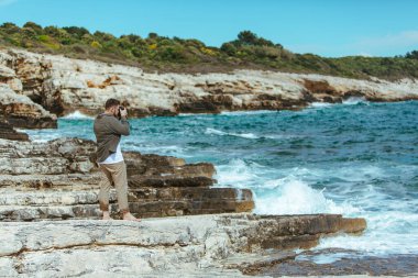 Profesyonel fotoğrafçı deniz manzarası çekiyor. Boşluğu kopyala