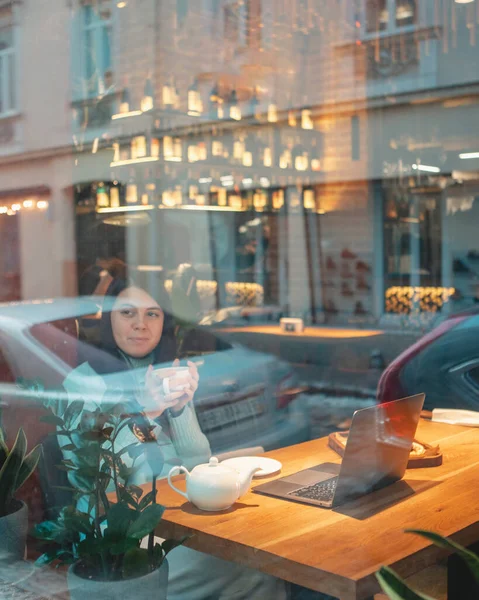 Smilende Kvinde Arbejder Laptop Restaurant Drikker Spise Burger Udsigt Gennem - Stock-foto