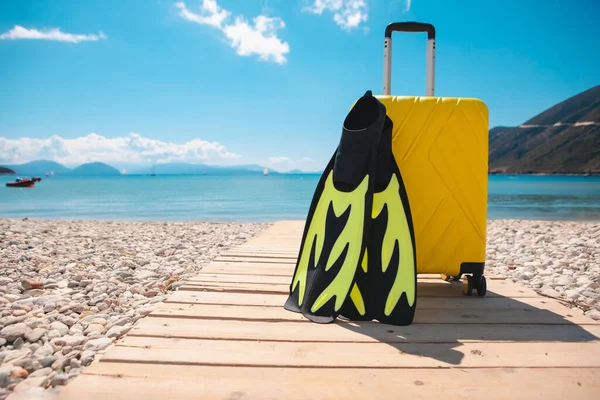 Koffer Met Flippers Het Strand — Stockfoto