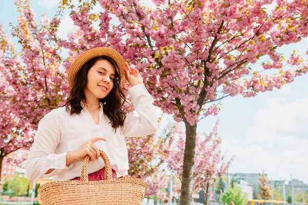 Linda Mulher Caucasiana Suave Sob Florescendo Sakura Rosa Árvore Espaço — Fotografia de Stock