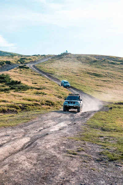 Suv Samochód Szczycie Ukraina Karpaty Pasmo Górskie Letni Wieczór — Zdjęcie stockowe