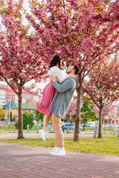 Pár Szerelmesek Alatt Virágzó Sakura Tavaszi Szezonban — Stock Fotó