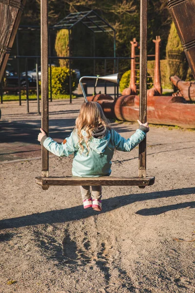 Glad Liten Flicka Gungan Kopiera Utrymme — Stockfoto