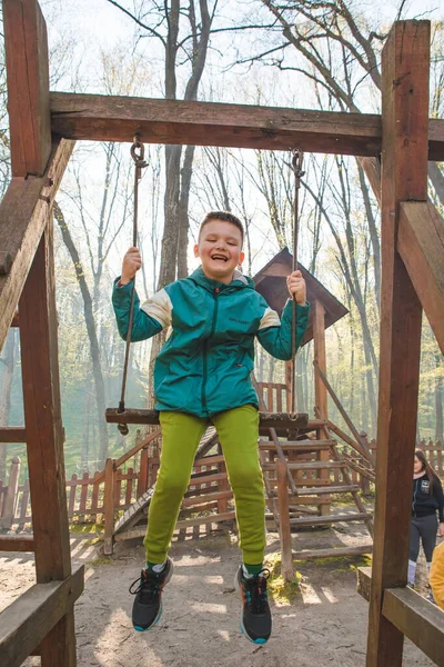 Šťastný Usměvavý Chlapec Houpačce Venku Životní Styl Dětství — Stock fotografie