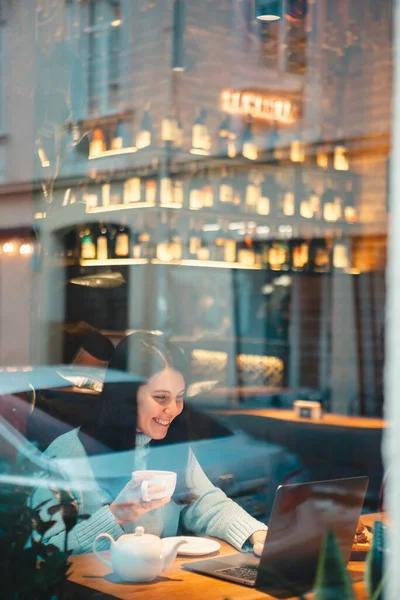 Smiling Woman Working Laptop Restaurant Drinking Tea Eating Burger View — Stock Photo, Image