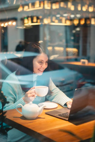 Smiling Woman Working Laptop Restaurant Drinking Tea Eating Burger View — Stock Photo, Image