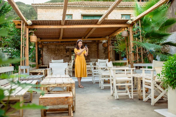 Mulher Viajante Feliz Vestido Amarelo Andando Pelo Terraço Café Com — Fotografia de Stock