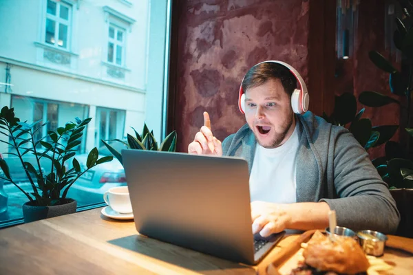 Man Freelancer Headset Working Laptop Cafe Eating Burger Drinking Tea — Stock Photo, Image