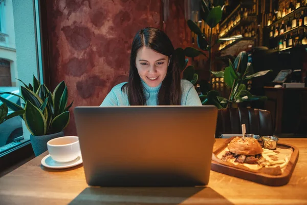 Γυναίκα Ελεύθερος Επαγγελματίας Που Εργάζονται Φορητό Υπολογιστή Στο Καφέ Πίνοντας — Φωτογραφία Αρχείου