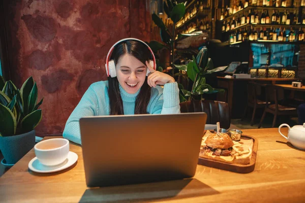 Femeie Freelancer Lucru Laptop Cafenea Bea Ceai Mananca Burger Spațiu — Fotografie, imagine de stoc