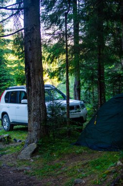 Yaz mevsiminde çadır ve arazi aracı.