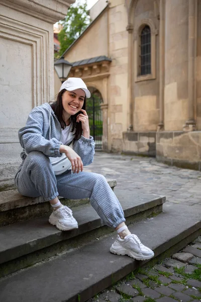 Pretty Smiling Woman Posing Baggy Sport Cloth Outdoors — Stock Photo, Image