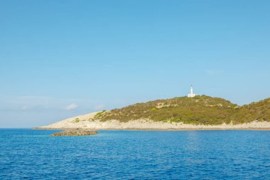Yunanistan 'ın güneşli yaz gününden deniz fener evi manzarası