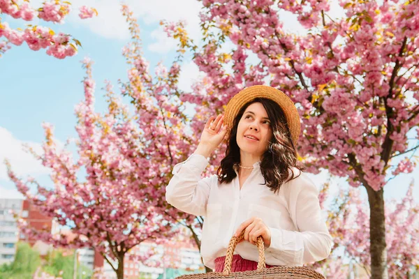 Prachtige Zachte Kaukasische Vrouw Onder Bloeiende Roze Sakura Boom Kopiëren — Stockfoto