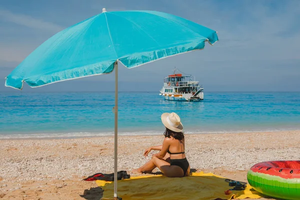 暑假的概念 女子日光浴在海滩复制空间 — 图库照片