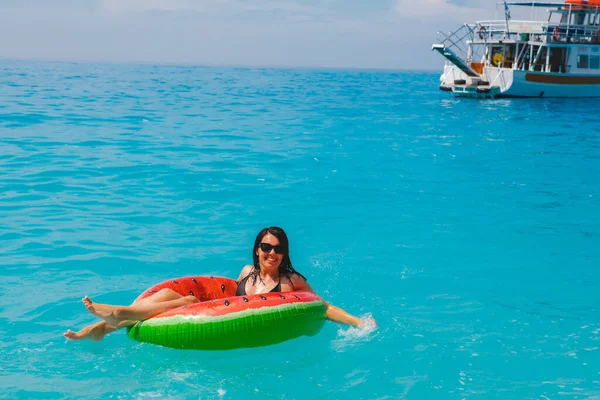 Sexy Vrouw Zwemmen Blauwe Zee Opblaasbare Ring Kopiëren Ruimte — Stockfoto