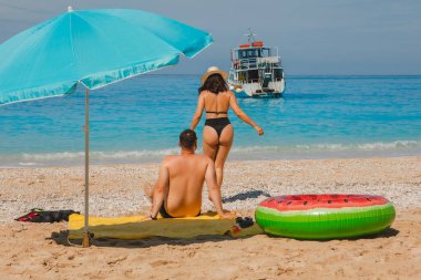 Mutlu çift Yunanistan 'da dinleniyor Mutlu plaj fotokopi alanı